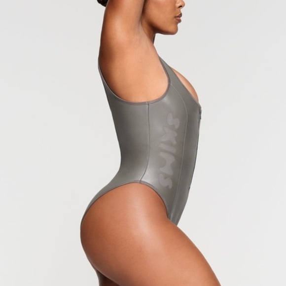 SKIMS RUBBERIZED SCUBA SWIM SCOOP NECK ONE gray chalk - Picture 2 of 8